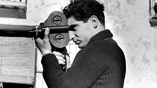 Robert Capa fotografiado por Gerda Taro. Foto: Wikipedia.