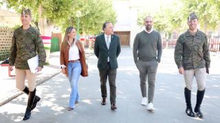 El alcalde de Talavera de la Reina, José Julián Gregorio, junto a varios integrantes de la Guardia Real.