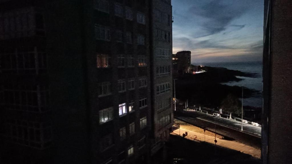 A Coruña ciudad a oscuras este lunes.