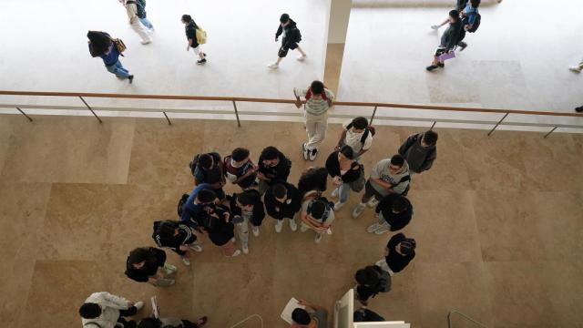 Estudiantes en la facultad de Ciencias de la Comunicación de la USC.