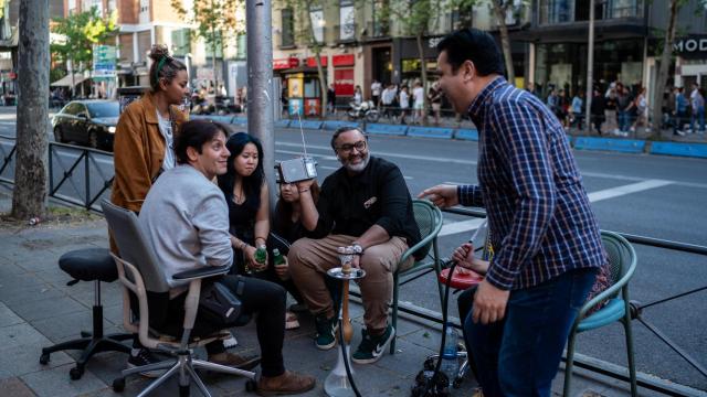 Un grupo de personas escucha la radio en Madrid, a 28 de abril de 2025