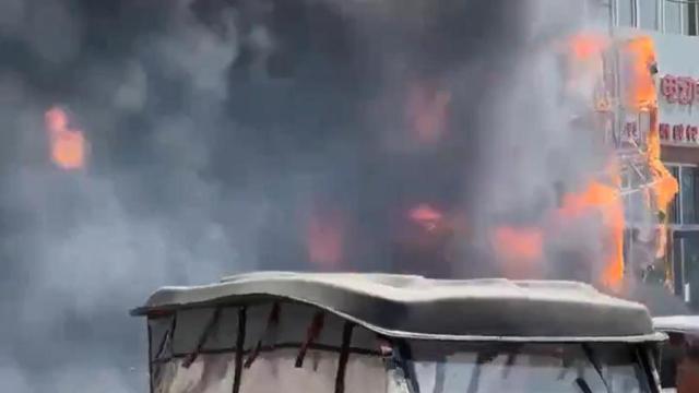 El restaurante chino, devorado por las llamas.