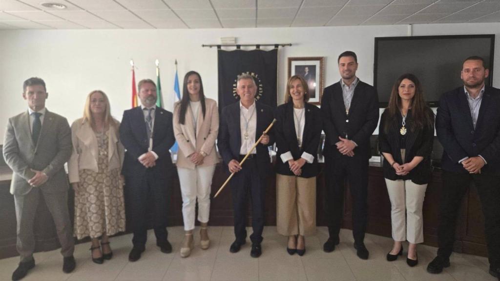 Mario Jiménez sostiene el bastón de mando como nuevo alcalde de Manilva gracias a la moción de censura presentada por los cinco ediles de su grupo, Compromiso Manilva, y los cuatro exediles de IU del grupo Por Andalucía Manilva.