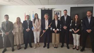 Mario Jiménez sostiene el bastón de mando como nuevo alcalde de Manilva gracias a la moción de censura presentada por los cinco ediles de su grupo, Compromiso Manilva, y los cuatro exediles de IU del grupo Por Andalucía Manilva.