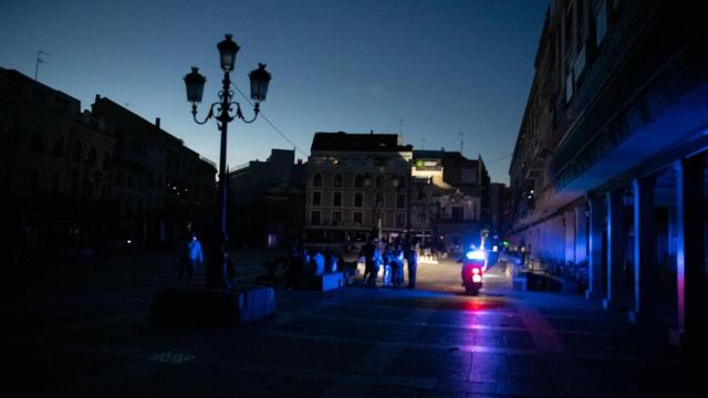 Las calles de Ciudad Real sin iluminación por la noche debido al apagón, a 28 de abril de 2025, en Ciudad Real, Castilla-La Mancha (España).