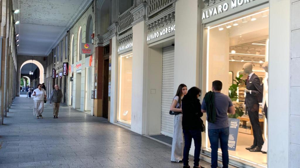 Comercios del centro de Zaragoza, una vez volvió la luz tras el apagón.