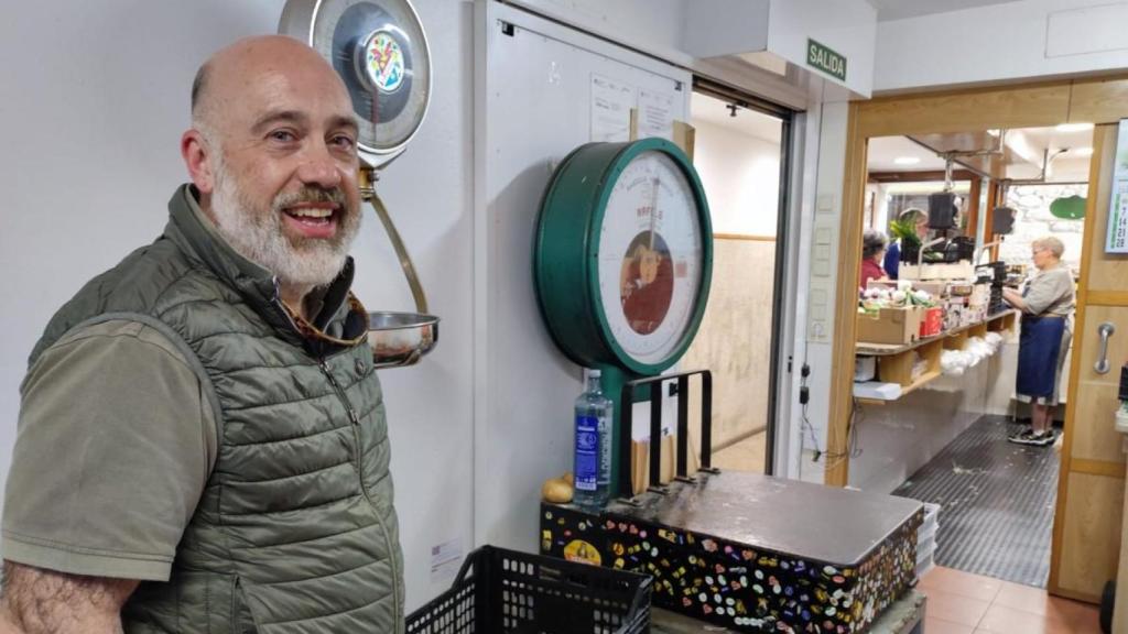 Germán Iglesias, junto a las básculas antiguas de su frutería en la calle San Nicolás de San Nicolás.