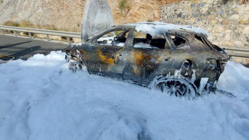 Imagen del estado en el que ha quedado el coche incendiado en mitad de la autovía en Torremolinos.