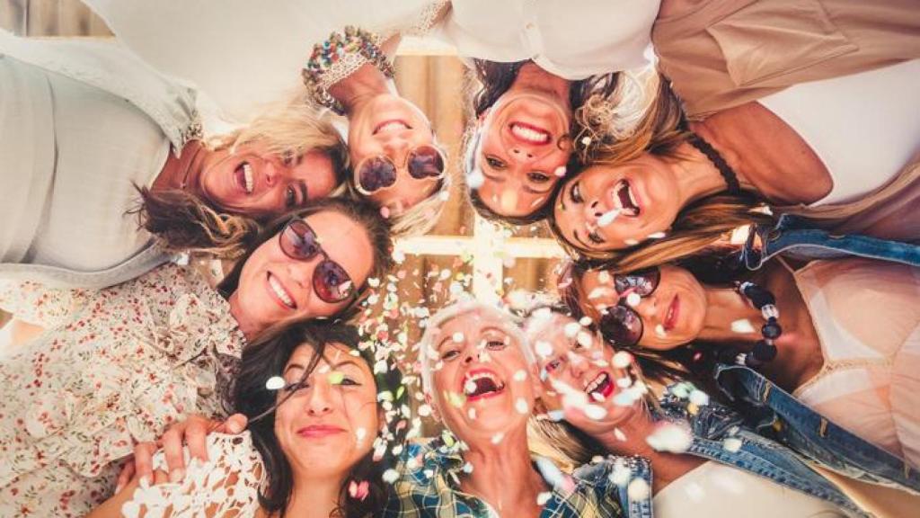 Amigas disfrutando una tarde juntas.