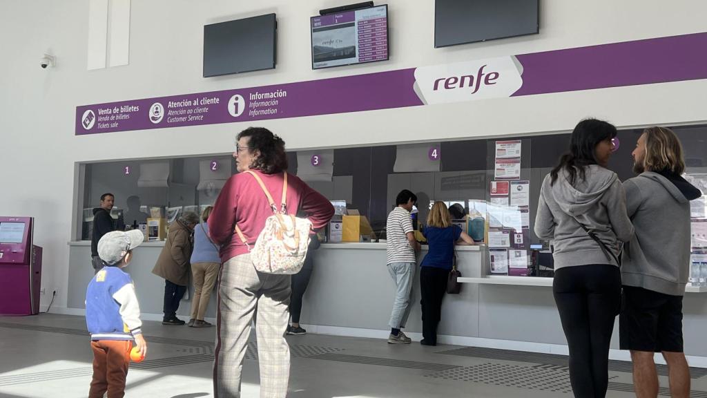 Los usuarios se acercan al mostrador para pedir información.