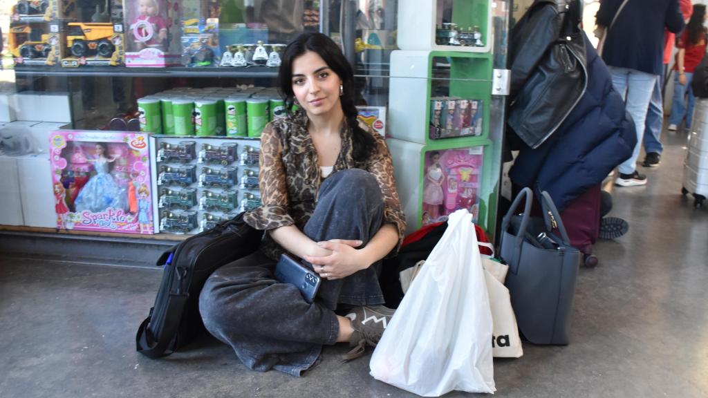 Alejandra Ortega, pasajera afectada esperando en Valladolid