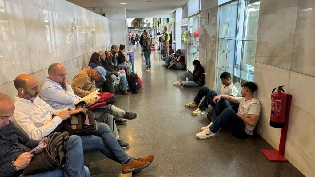Pasajeros durante el apagón de este lunes en la estación de trenes Valladolid Campo Grande