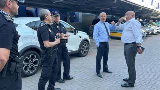 Jesús Julio Carnero y Alberto Cuadrado Toquero junto a los policías