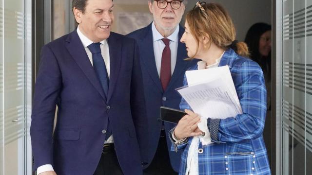 El consejero de Economía y Hacienda, Carlos Fernández Carriedo, y el presidente de CEOE Castilla y León, Santiago Aparicio, durante su reunión de este martes