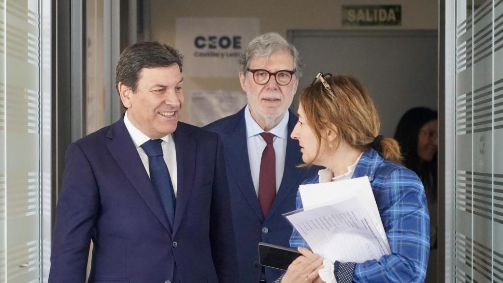 El consejero de Economía y Hacienda, Carlos Fernández Carriedo, y el presidente de CEOE Castilla y León, Santiago Aparicio, durante su reunión de este martes