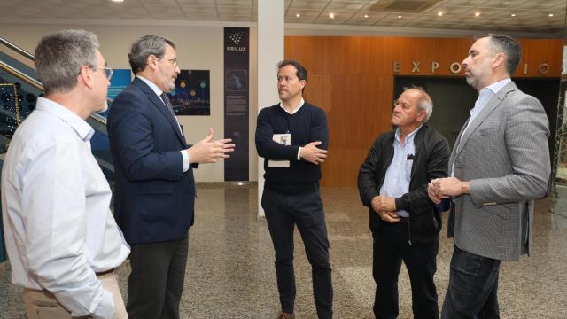 El alcalde, Carlos Velázquez, ha informado de las actuaciones por el apagón eléctrico en una empresa del Polígono Industrial.