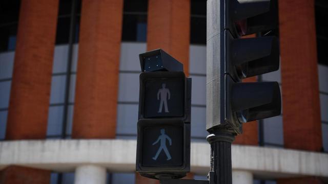 Semáforo apagado durante el apagón. Fernando Sánchez / Europa Press