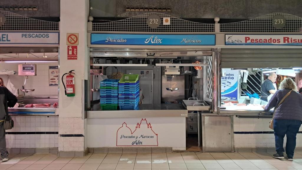 Algunas pescaderías del Mercado Central este martes tras el apagón eléctrico.