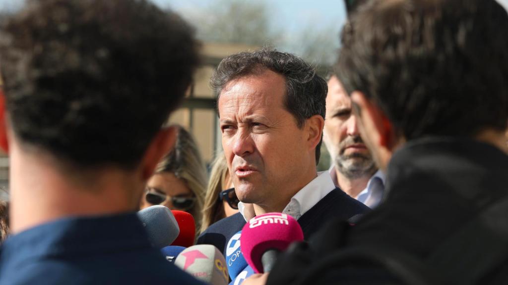 El alcalde de Toledo atiende a los medios tras el apagón eléctrico registrado este lunes.