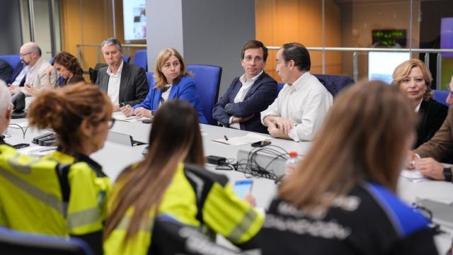 El alcalde de Madrid, José Luis Martínez-Almeida, rodeado por sus concejales Inma Sanz (a su izquierda) y Borja Carabante (derecha).