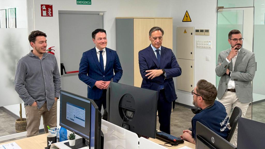 El alcalde de Salamanca,Carlos García Carbayo, durante la visita