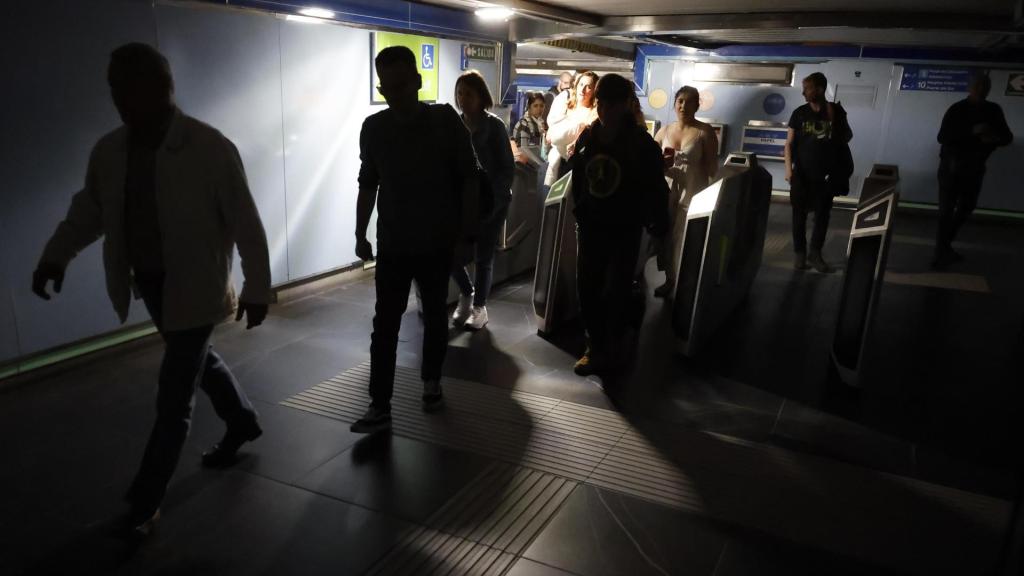 Usuarios del Metro de Madrid abandonan una de las estaciones.