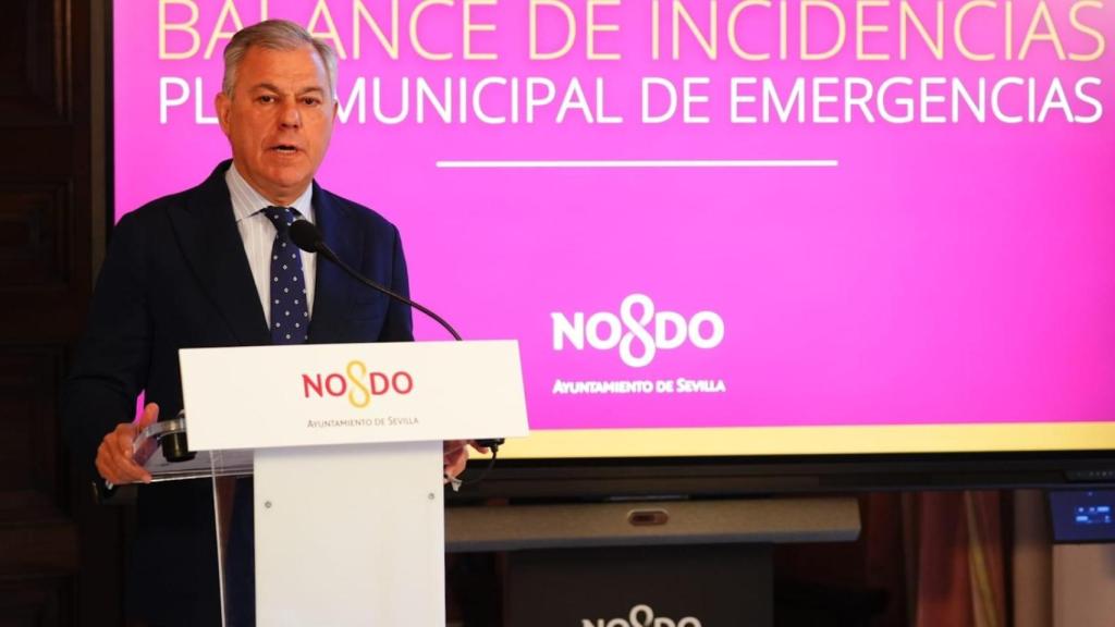 El alcalde de Sevilla, José Luis Sanz, durante el balance del día del apagón en Sevilla.