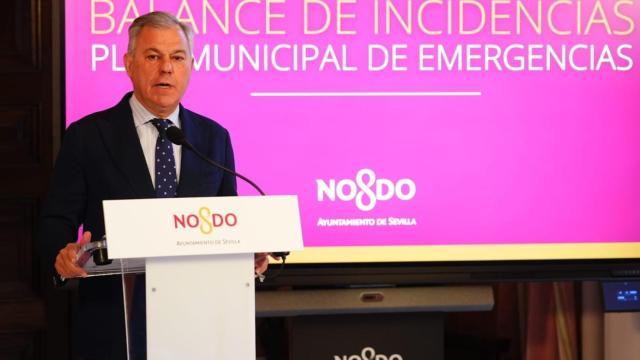 El alcalde de Sevilla, José Luis Sanz, durante el balance del día del apagón en Sevilla.