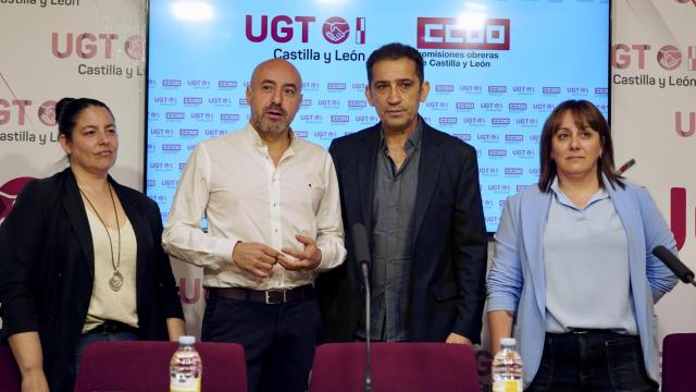 Los secretarios generales de UGT y CCOO en Castilla y León, Óscar Lobo y Vicente Andrés, durante su rueda de prensa de este martes