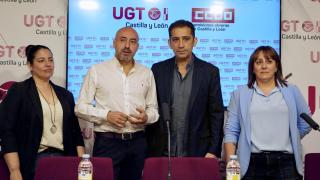 Los secretarios generales de UGT y CCOO en Castilla y León, Óscar Lobo y Vicente Andrés, durante su rueda de prensa de este martes