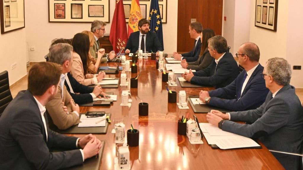 López Miras, este martes, presidiendo la sesión extraordinaria del Consejo de Gobierno en el Palacio de San Esteban.