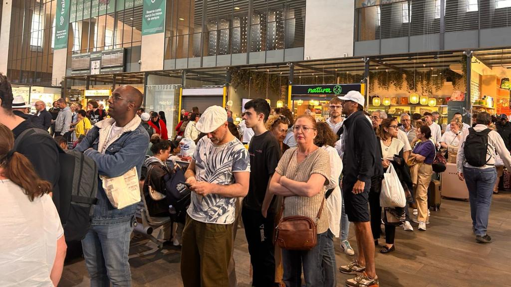Imagen de pasajeros de Santa Justa esperando en la cola de información.