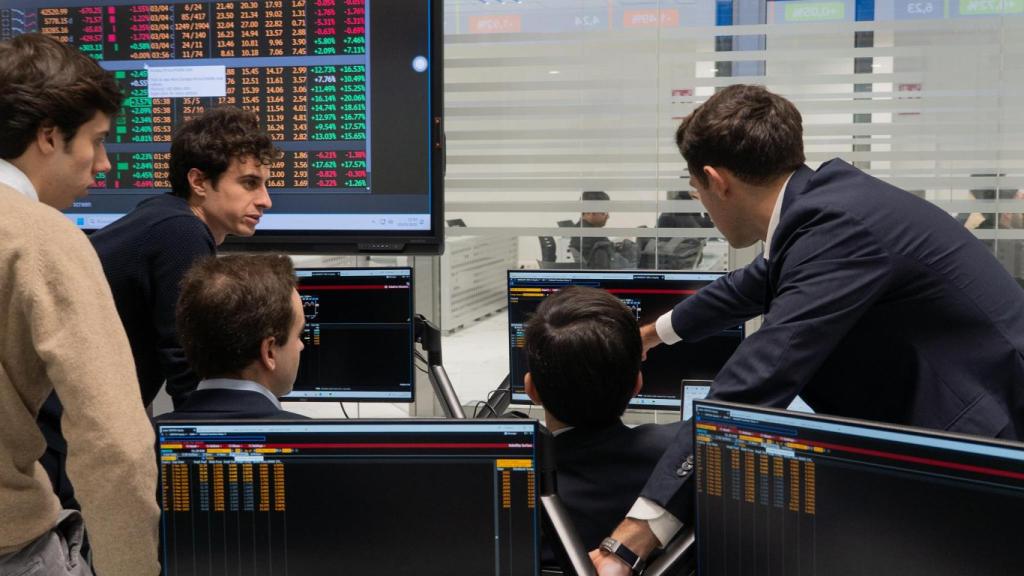 Alumnos en sala Bloomberg. IEB