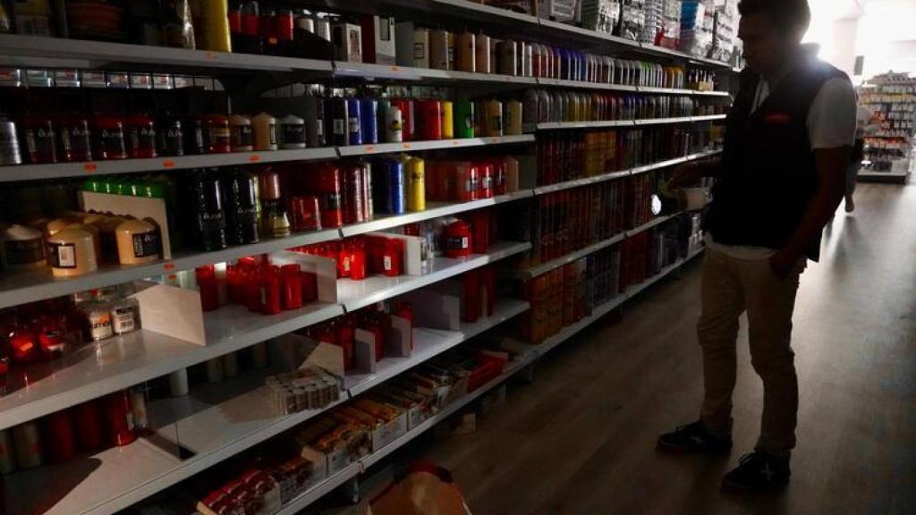 Un comercio de Valladolid a oscuras