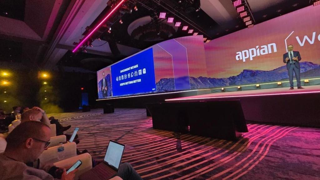 Otro de los momentos de la conferencia inaugural de este 28 de abril en Denver (Colorado).