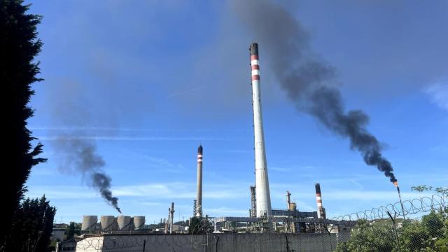 Las antorchas del complejo industrial de Repsol en A Coruña, ayer tras el apagón.