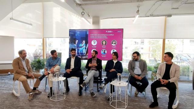 Nacho Esteban, CEO de 24genetics; Carlos Matilla, CEO de Fuvex; Ricardo Román, CSO de Fracttal; Alberto Iglesias (subdirector de DISRUPTORES - EL ESPAÑOL), Juanjo Mestre, CEO de Dcycle; y Héctor Mata, CEO de Shakers, e Iván Sosa, responsable del Grado en Emprendimiento y Gestión de Empresas de la Universidad Camilo José Cela (UCJC).