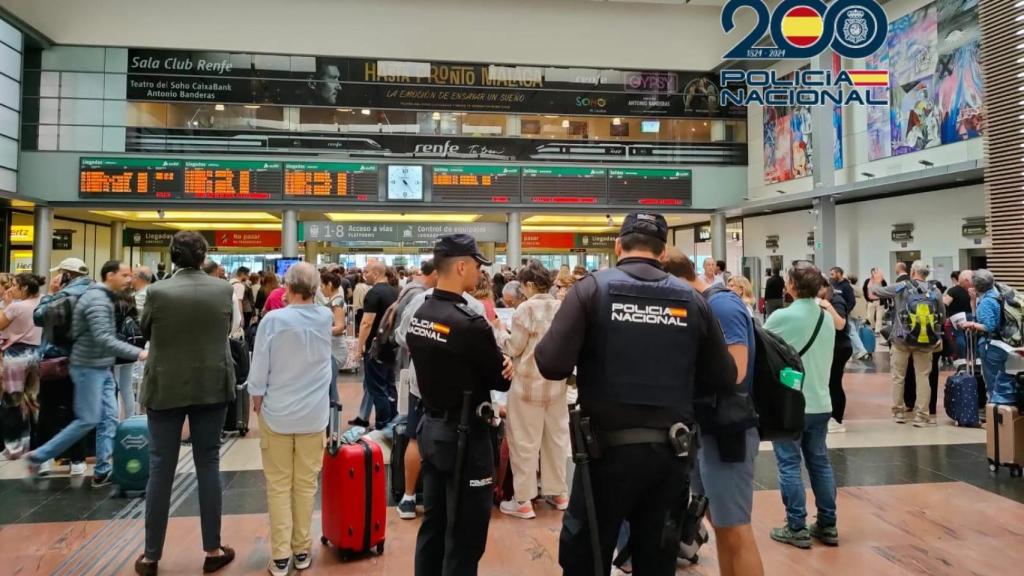 Agentes de la Policía Nacional en la estación Málaga María Zambrano.