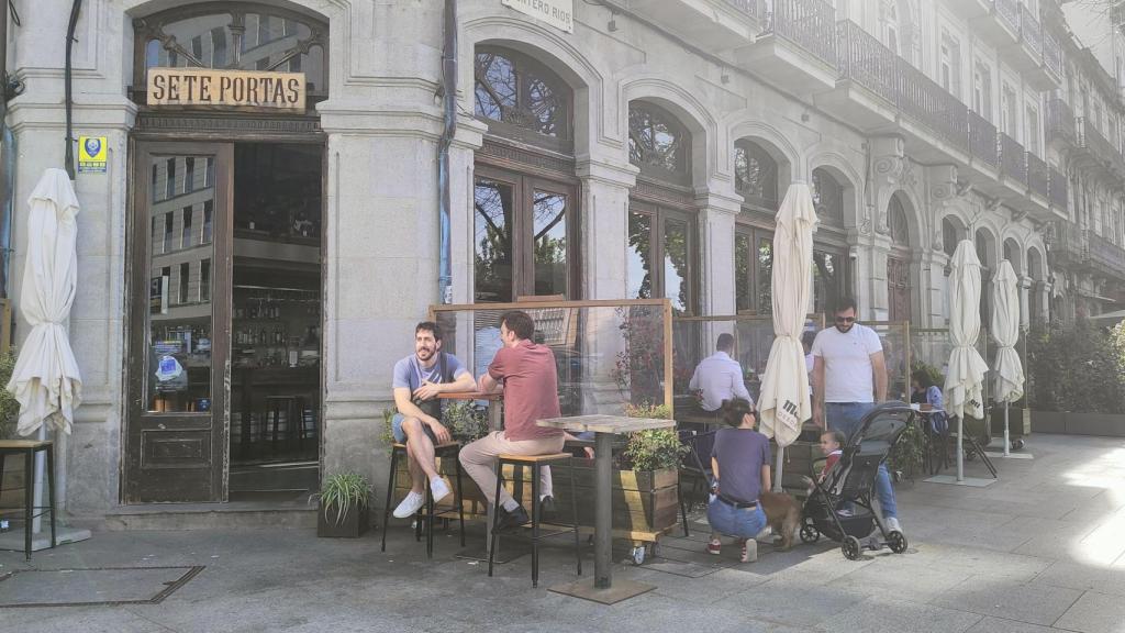 El apagón en Vigo deja una jornada de contrastes en la hostelería: incertidumbre y terrazas llenas