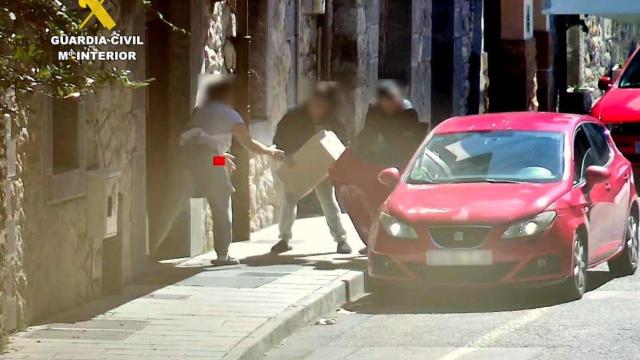 Imagen de los ladrones en pleno robo.