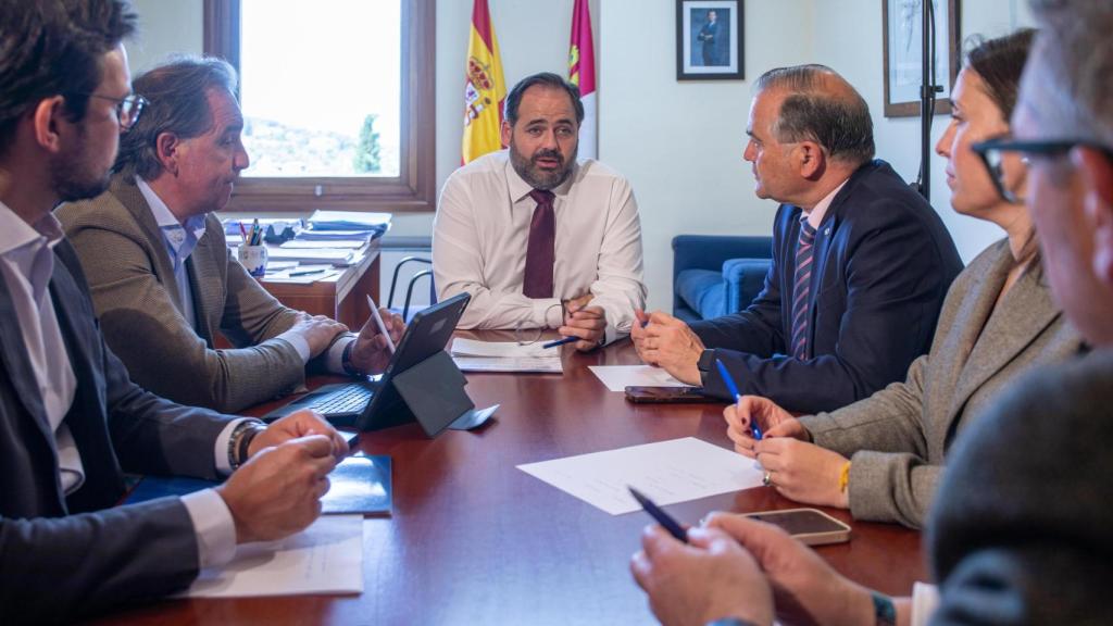 Paco Núñez, en las Cortes regionales, junto al alcalde de Talavera de la Reina y presidente de la FEMP-CLM, José Julián Gregorio.