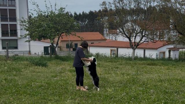 Lucía con su perro este lunes durante el apagón.