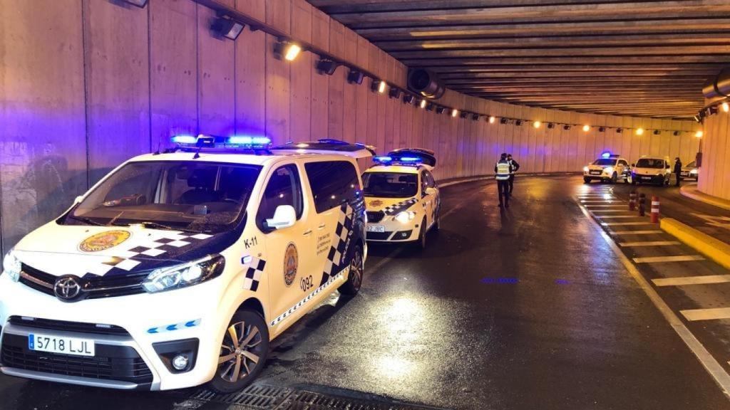 Intervención con vehículos de la Policía Local.