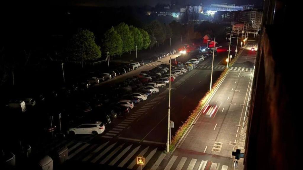 Una calle de Sada poco después de recuperar la luz tras el apagón general.