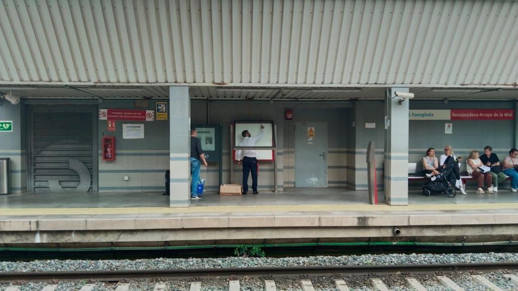 Trabajadores de Renfe arreglando el sistema tras el apagón