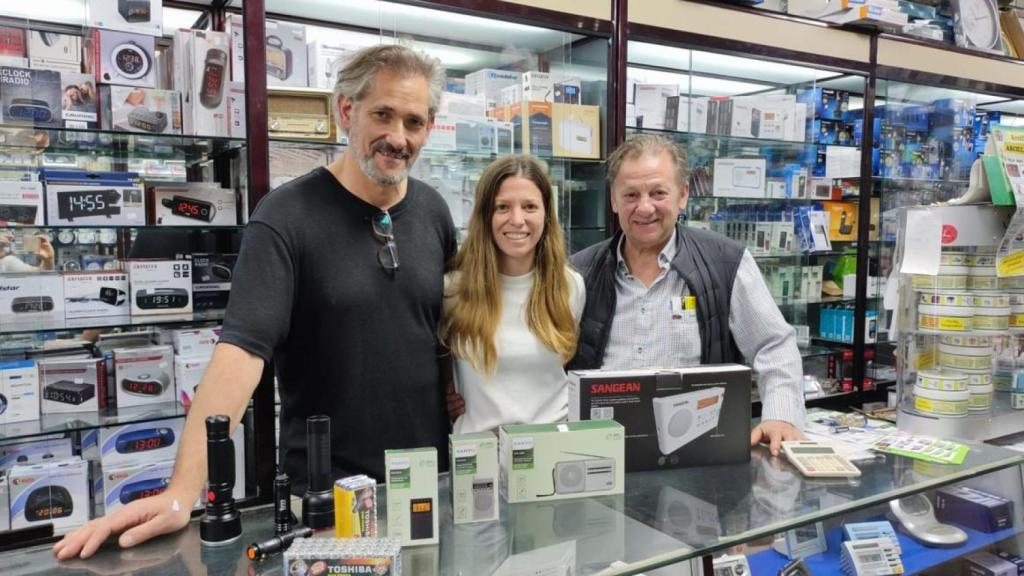 Empleados y responsables del bazar electrónico Lagares de A Coruña.