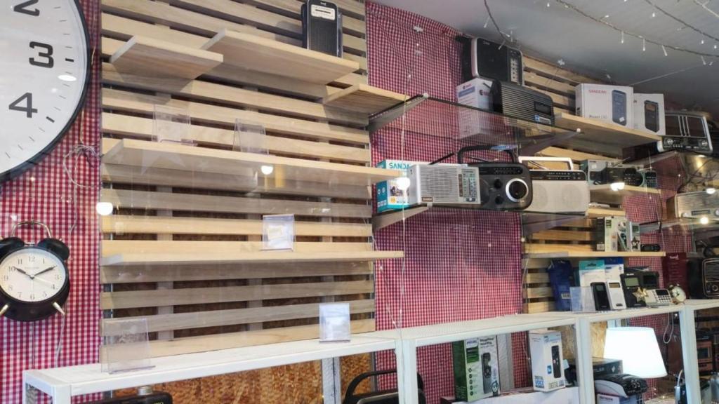 Estantería del escaparate de Lagares sin transistores.