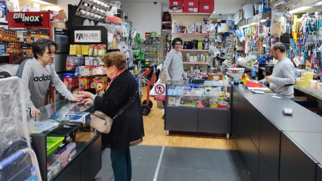 Empleados y clientes esta mañana en la ferretería Araujo.