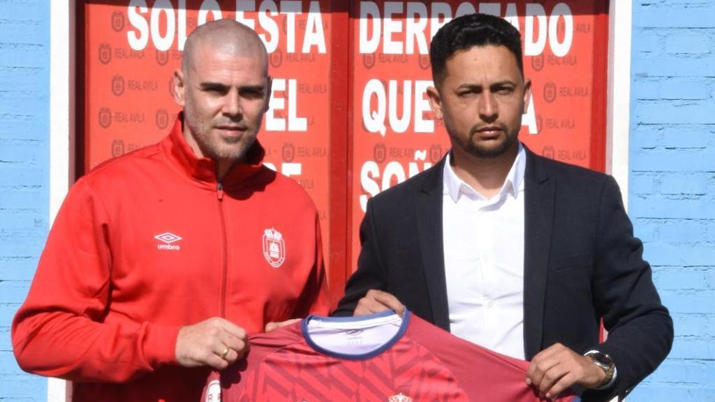 Víctor Valdés en su presentación, junto con Joan Farias, director deportivo del Real Ávila, posando con una camiseta del club.