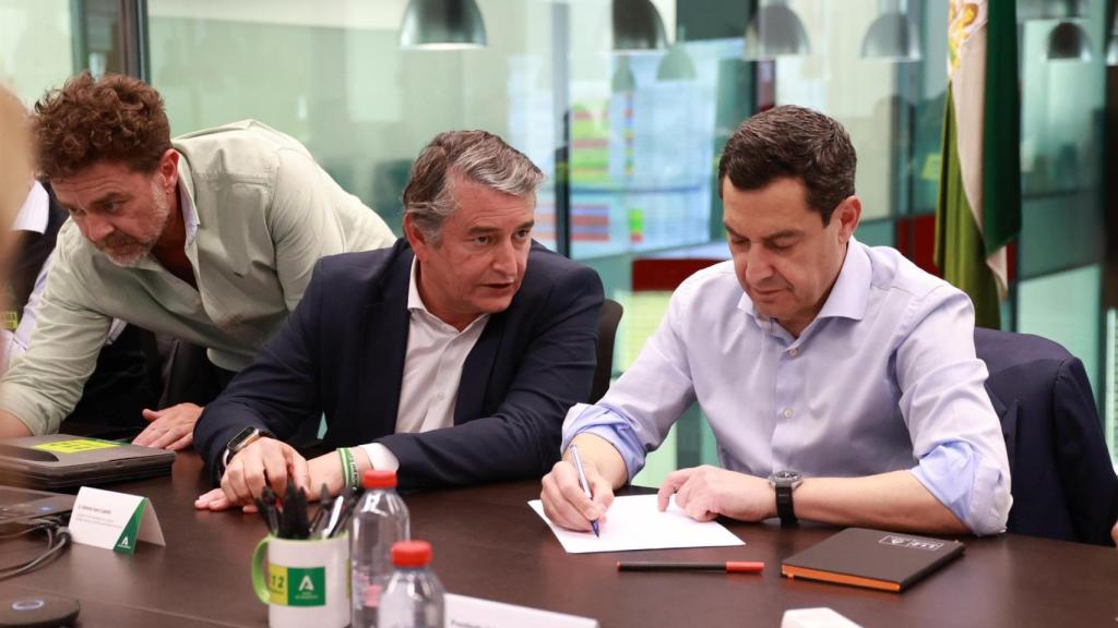 El consejero de la Presidencia, Antonio Sanz, junto al presidente andaluz, Juanma Moreno.